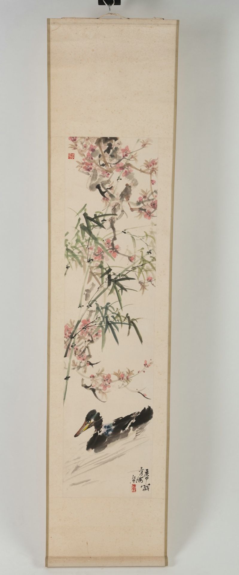 Zwei Malereien auf Papier: Kraniche über einer Kiefer bzw. Ente im Wasser unter Bambus und blühende - Bild 4 aus 10