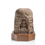 Stupa aus Stein mit umlaufendem Dekor von Buddha Skulpturen in vier Nischen sitzend dargestellt