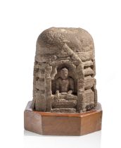 Stupa aus Stein mit umlaufendem Dekor von Buddha Skulpturen in vier Nischen sitzend dargestellt