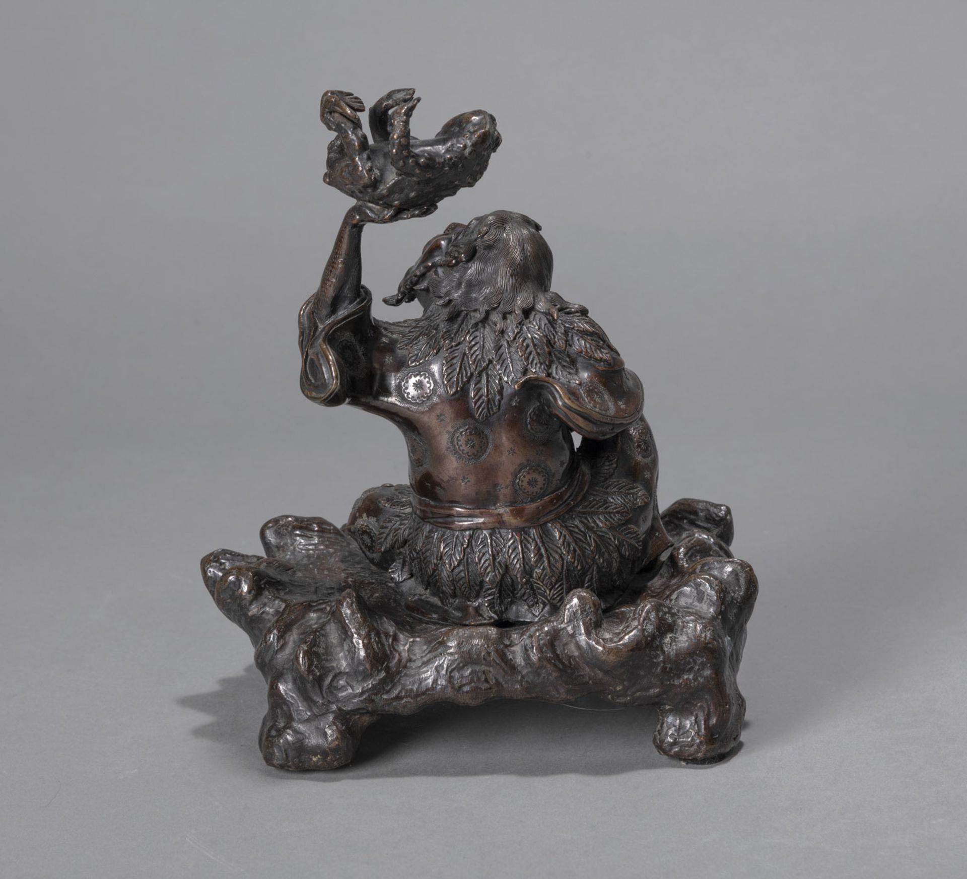 A BRONZE OKIMONO OF GAMA SENNIN HOLDING HIS TOAD - Image 3 of 4