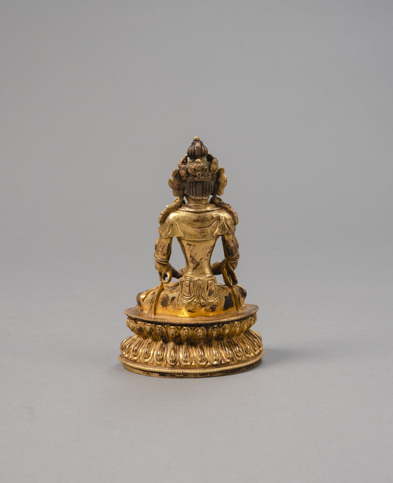 A GILT-BRONZE FIGURE OF AMITAYUS - Image 3 of 5