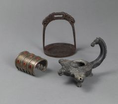 Konvolut: Eisen-Steigbügel, Armspange mit Karneole-Steinbesatz, Bronze-Öllampe