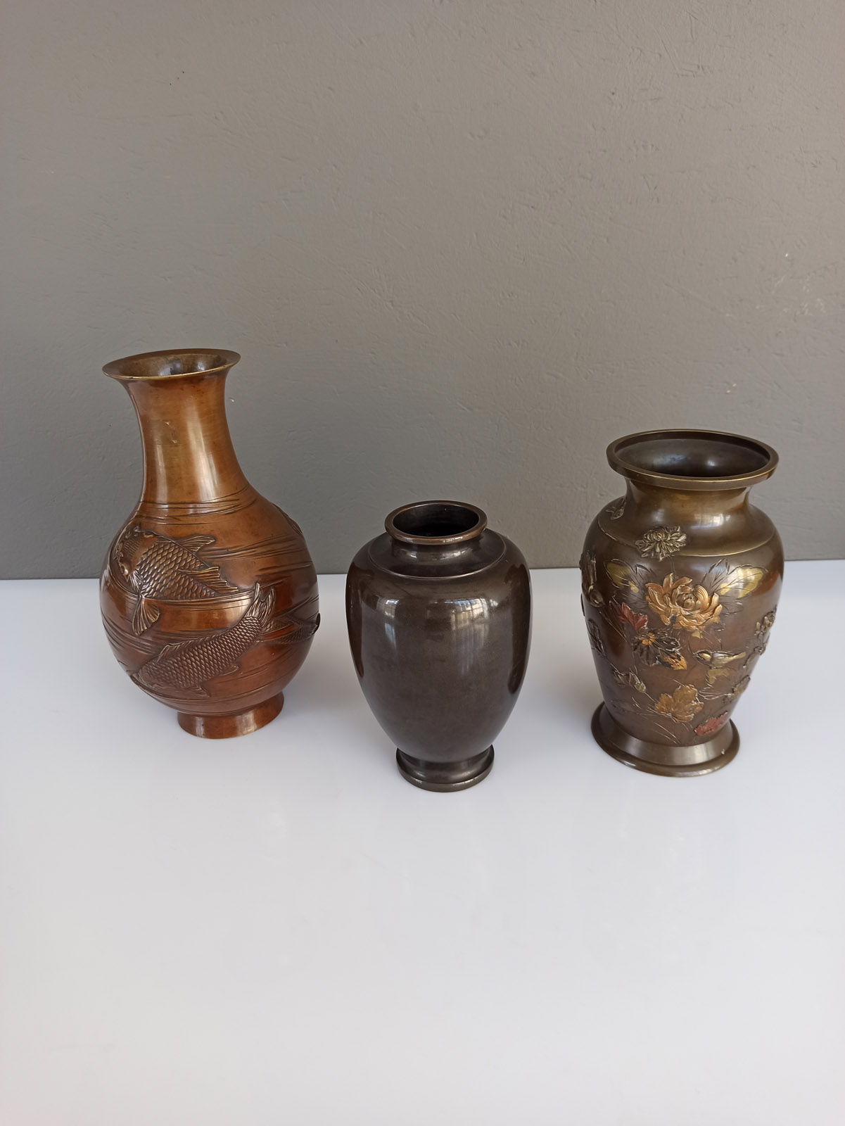 THREE BRONZE VASES AMONG OTHERS DECORATED WITH SPARROWS, AN EAGLE AND CARPS - Image 3 of 4