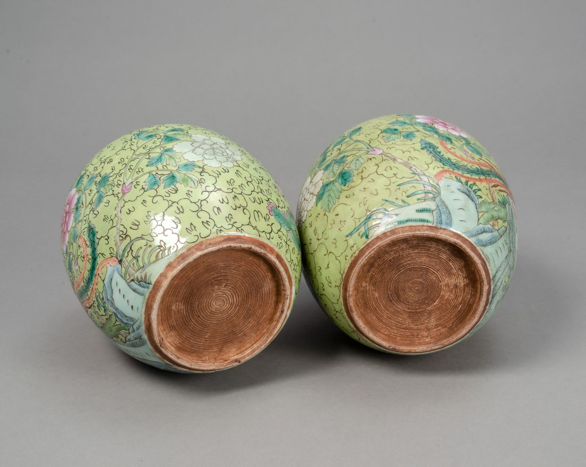 A PAIR OF GREEN-GROUND PORCELAIN GINGER JARS - Image 4 of 4