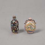 Cloisonné-Snuffbottle mit Millefiori-Motiv auf schwarzem Grund und Kanton-Email-Snuffbottle mit Dar