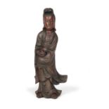 Stehende Guanyin aus Holz mit einer Vase, geschnitzt und farbig gefasst