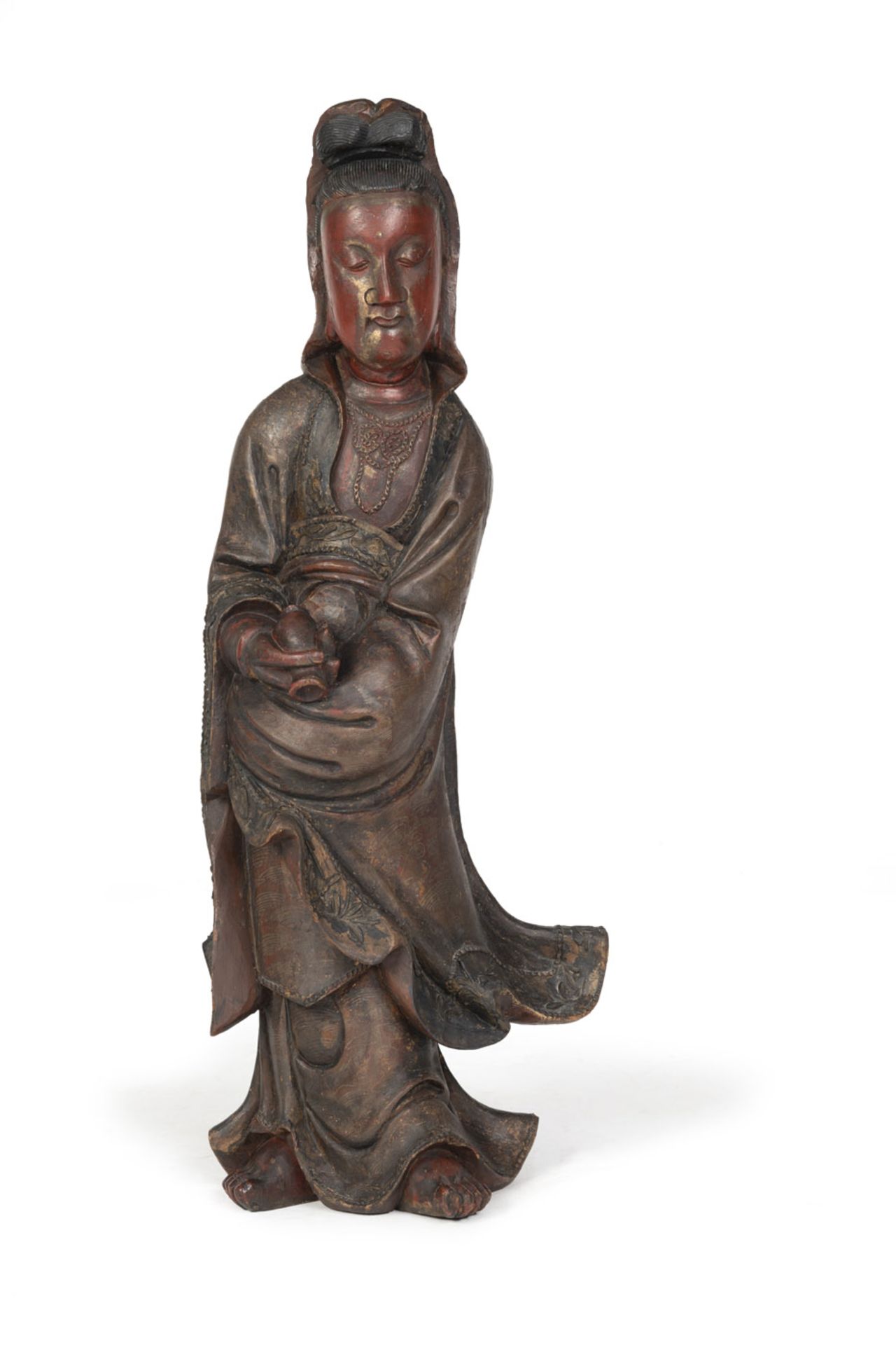 Stehende Guanyin aus Holz mit einer Vase, geschnitzt und farbig gefasst