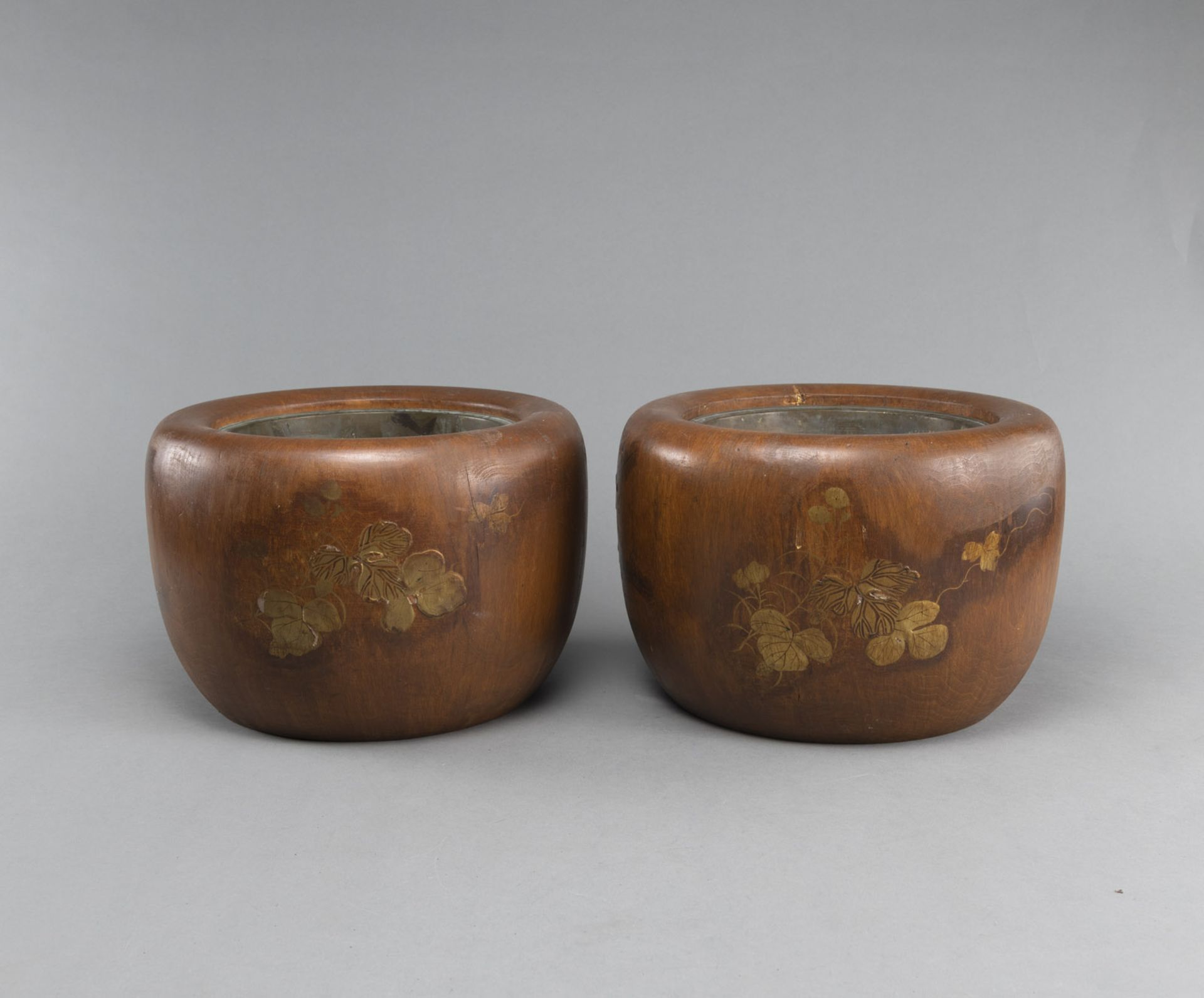 A PAIR OF WOOD CACHEPOTS WITH LACQUER DECORATION OF PRUNUS BRANCHES - Image 4 of 4