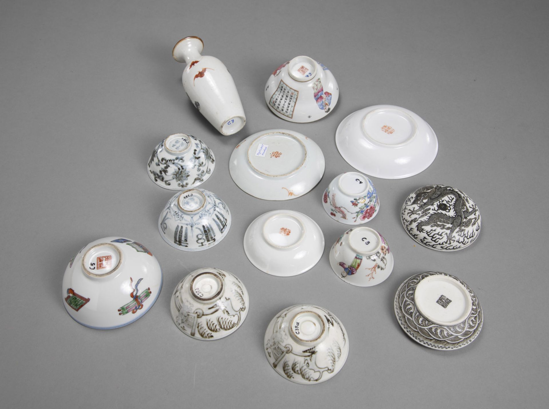 A GROUP OF POLYCHROME PORCELAIN BOWLS AND A BISCUIT DRAGON BOX WITH COVER - Image 4 of 4