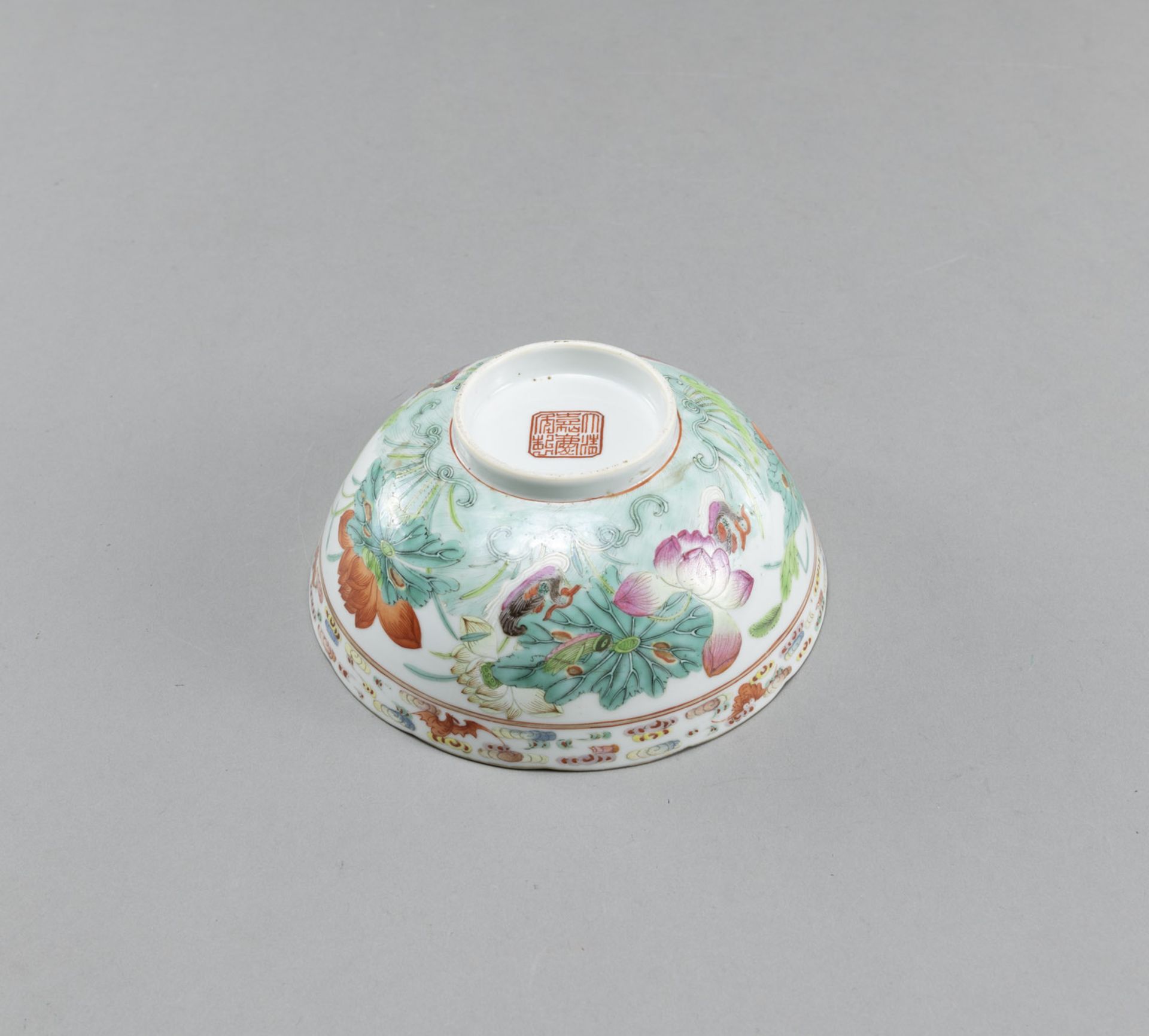 A 'FAMILLE ROSE' PORCELAIN BOWL DEPICTING A LOTUS POND WITH DUCKS - Image 8 of 8