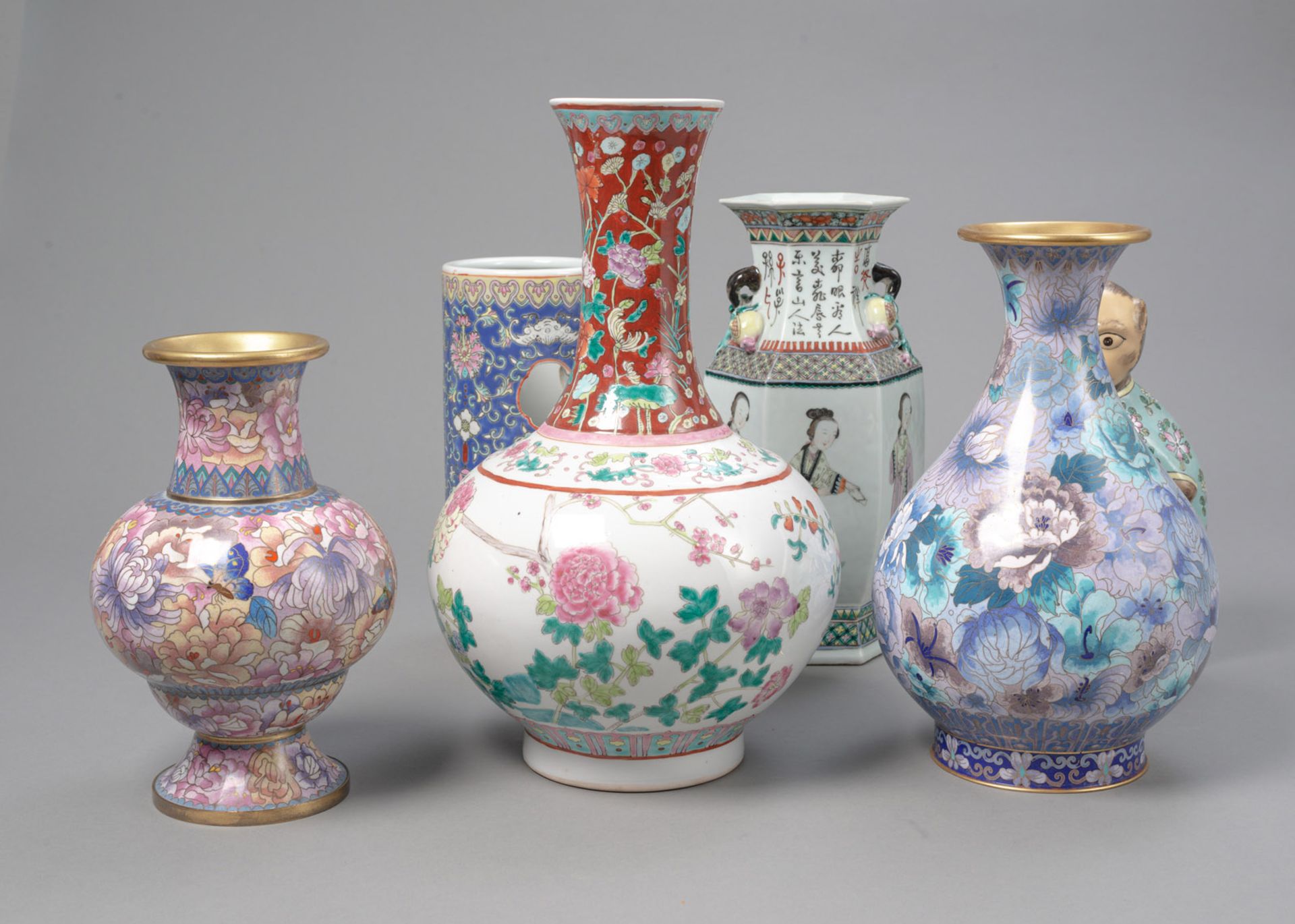 Konvolut Porzellan/Cloisonné: zwei 'Famille rose'-Vasen, ein Hutständer, eine Porzellanfigur eines - Bild 4 aus 6