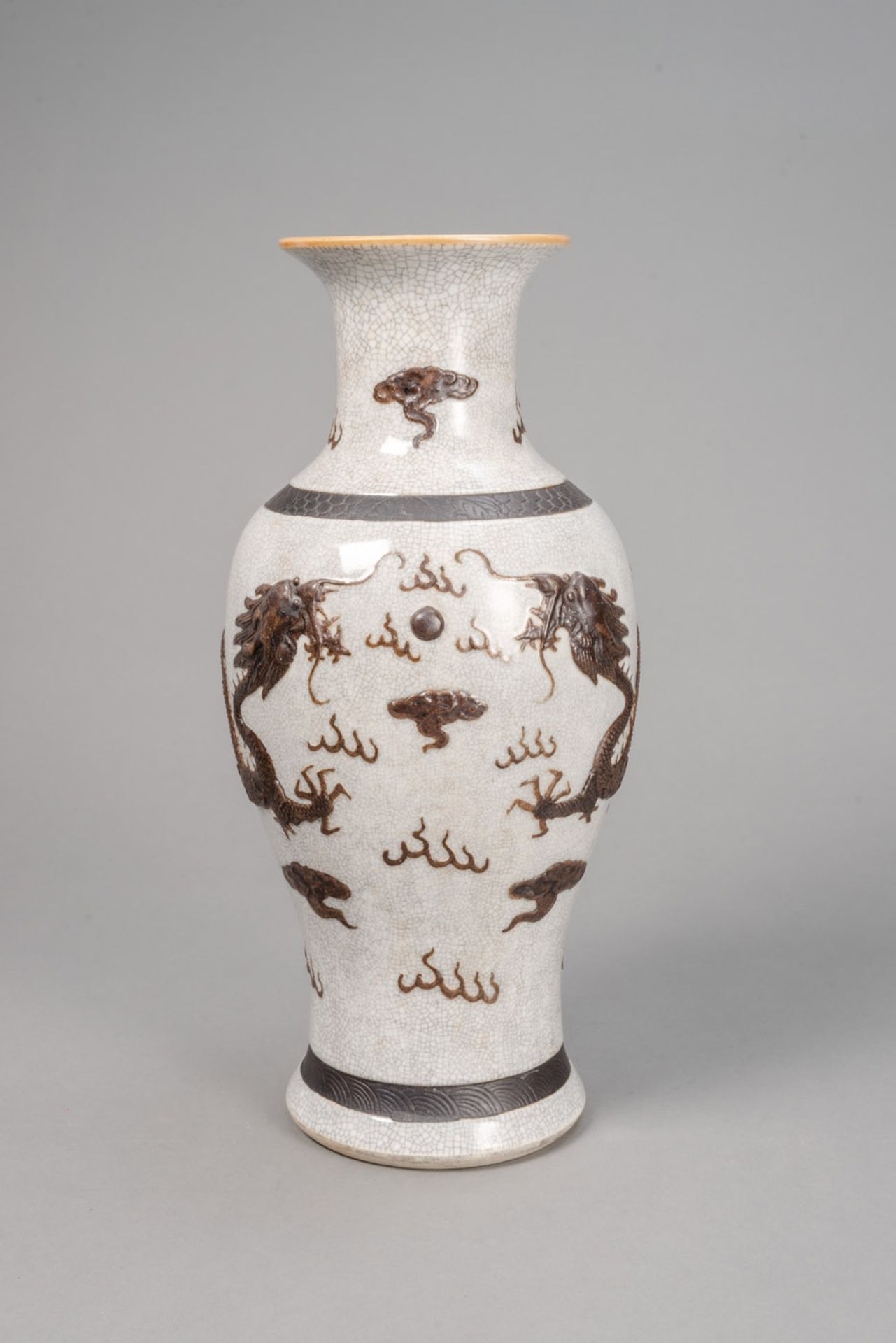 Krakelierte Vase mit Drachen-Reliefdekor, blau-weiße Deckelvase aus Porzellan und fünf Teller - Bild 4 aus 7