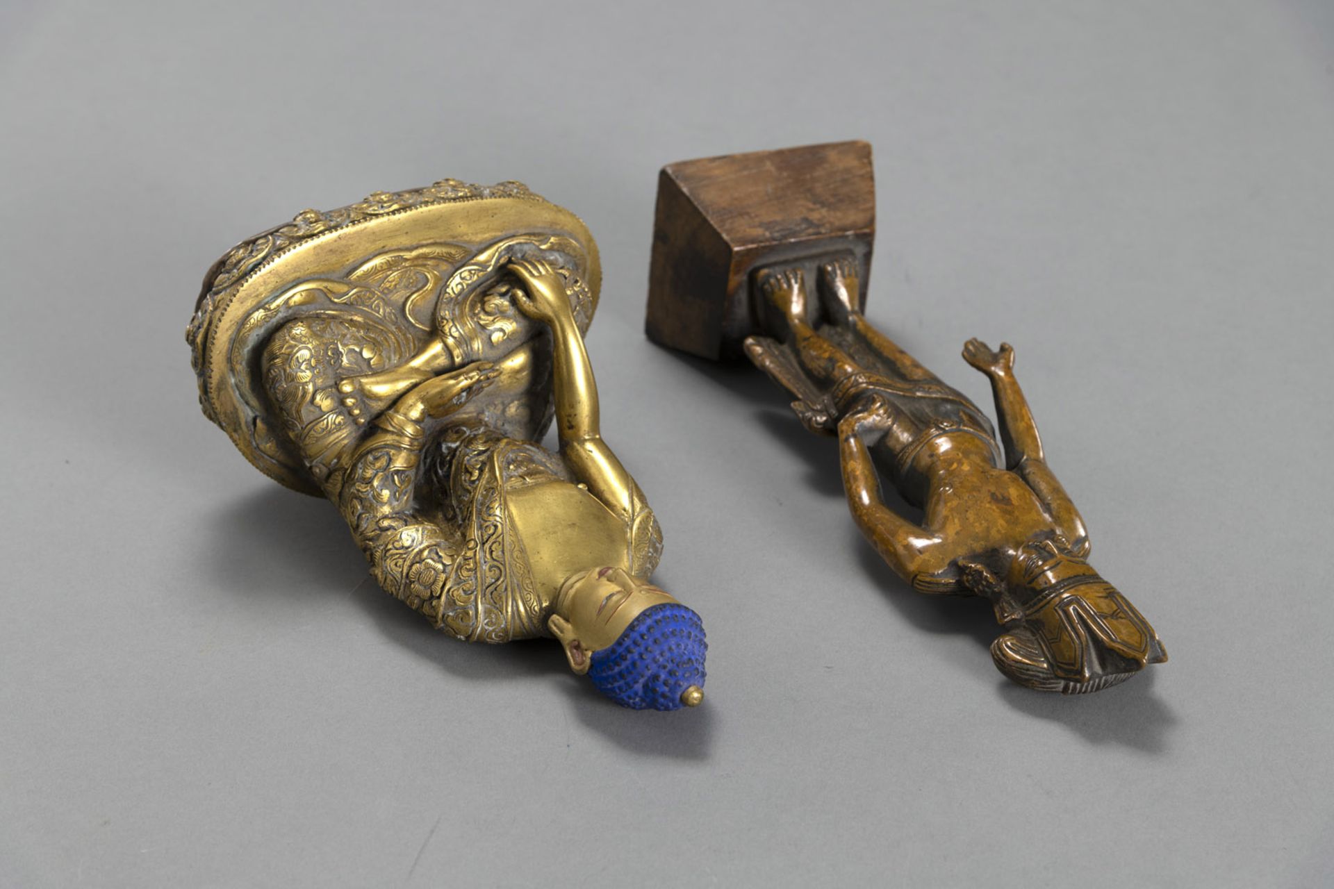 A GILT-BRONZE FIGURE OF BUDDHA SHAKYAMUNI AND A BRONZE FIGURE OF PADMAPANI IN EARLY STYLE - Image 4 of 5