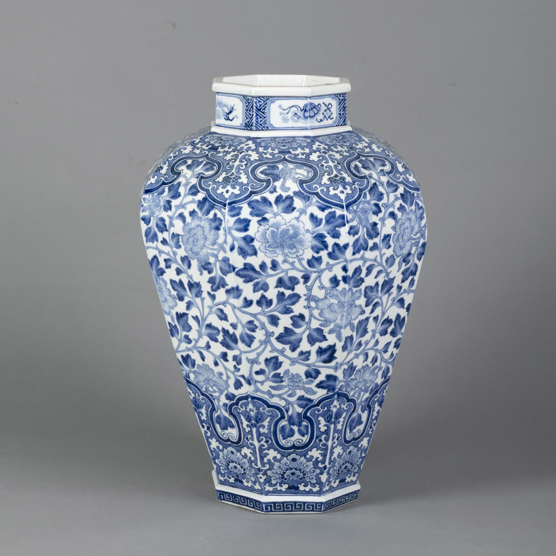 A LARGE OCTAGONAL BLUE AND WHITE PORCELAIN LOTUS VASE