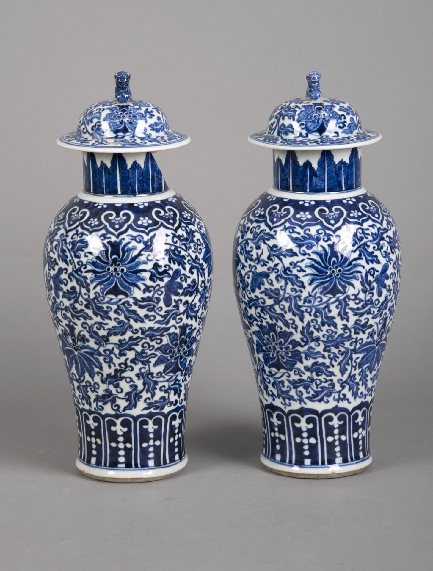 A PAIR OF BLUE AND WHITE PORCELAIN VASES WITH LION-HANDLED COVERS - Image 2 of 4