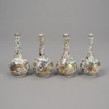 Vier kleine Flaschenvasen aus Porzellan mit 'Famille rose'-Drachendekor