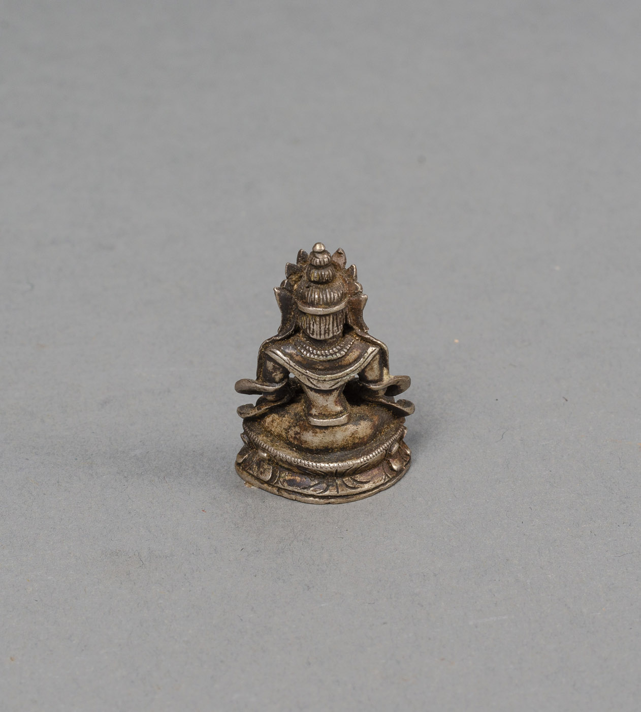 A MINIATURE BRONZE FIGURE OF AMITAYUS - Image 3 of 4