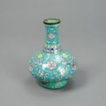 Bauchige Vase mit Lotosdekor in Kanton-Email