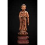 Figur des Buddha Shakyamuni aus Holz mit goldener- und roter Lackfassung