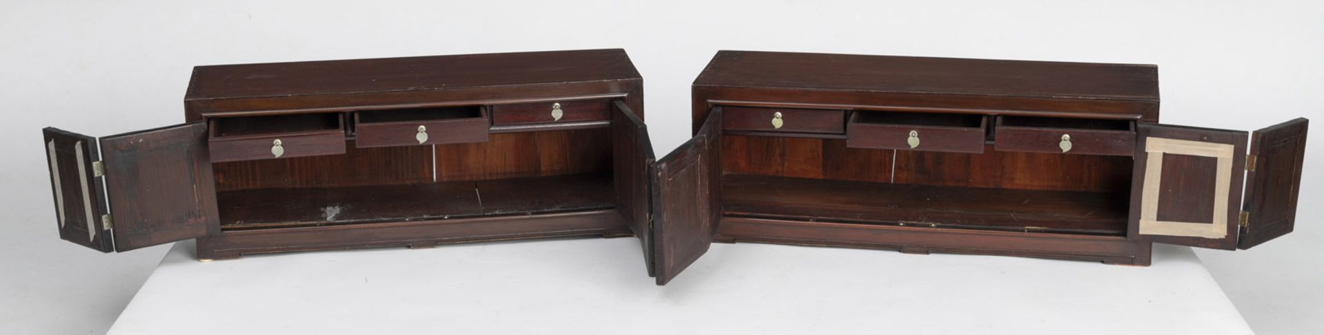 Paar flache Holz-Schränke (mungab), jeweils mit zweiteiligen klappbaren Türen, mit Marmorpaneelen e - Bild 2 aus 8