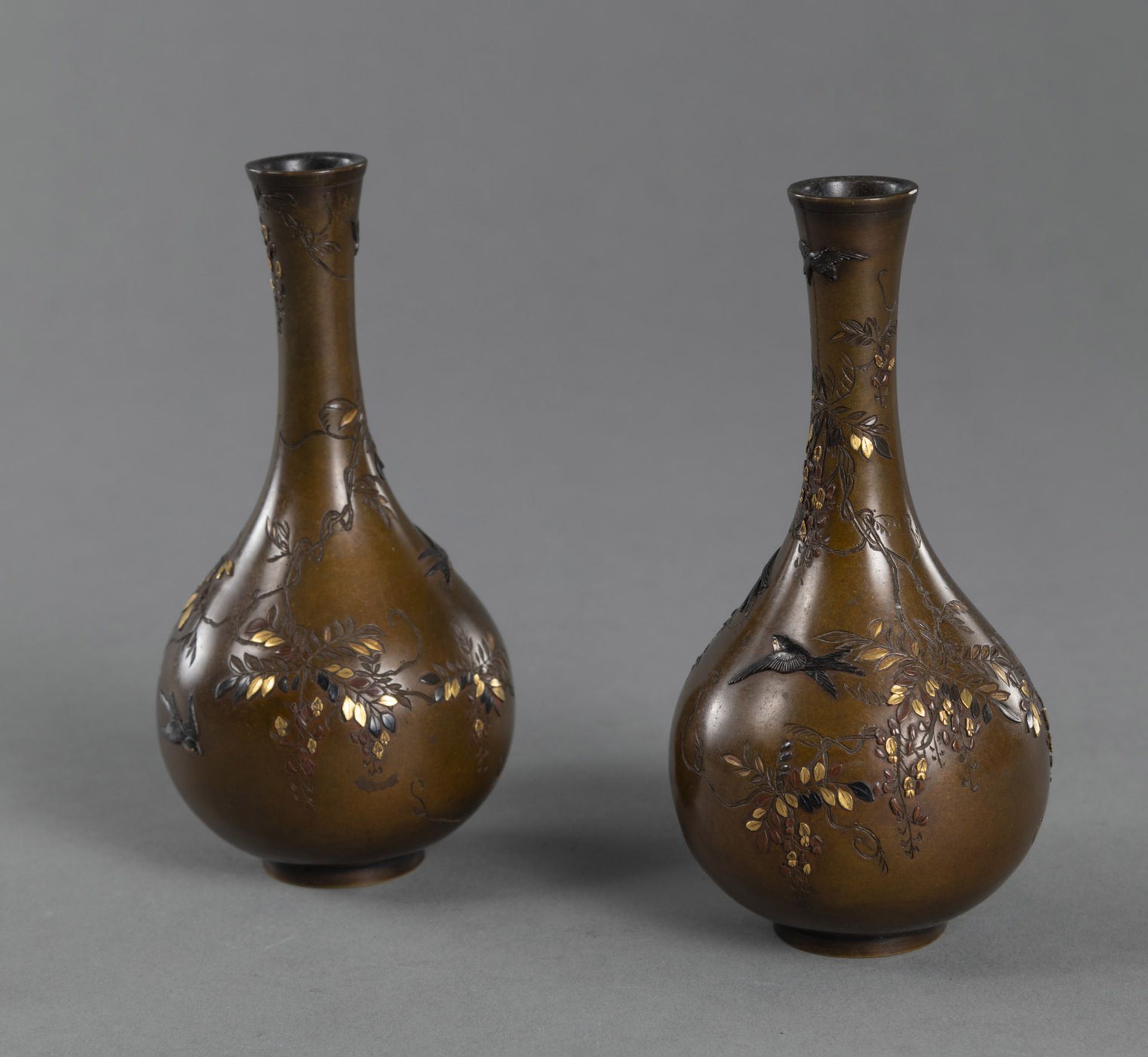 A PAIR OF GOLD- AND SILVER-INLAID WISTERIA AND MAGPIE BRONZE VASES - Image 2 of 3