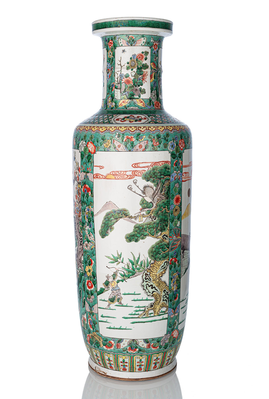 A LARGE 'FAMILLE VERTE' ROULEAU PORCELAIN VASE PAINTED WITH FIGURAL SCENES