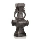 Schwere vierseitige Vase aus Bronze im archaischen Stil mit seitlichen Handhaben