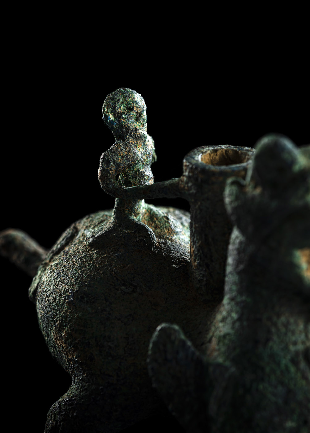 A SMALL RARE BRONZE CHIMERA-FORM VESSEL - Image 7 of 8