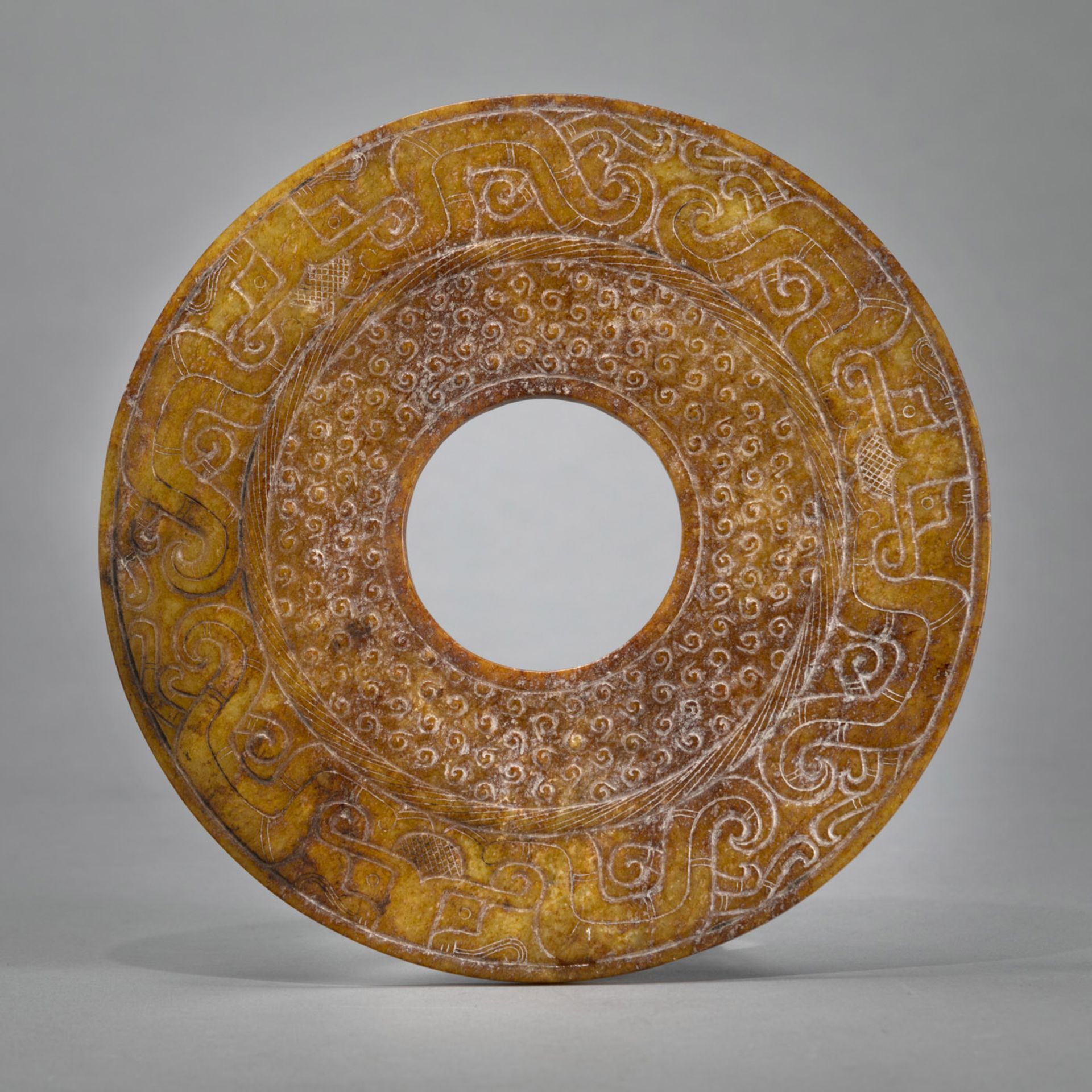 Bi-Scheibe aus Jade mit archaisierendem Dekor