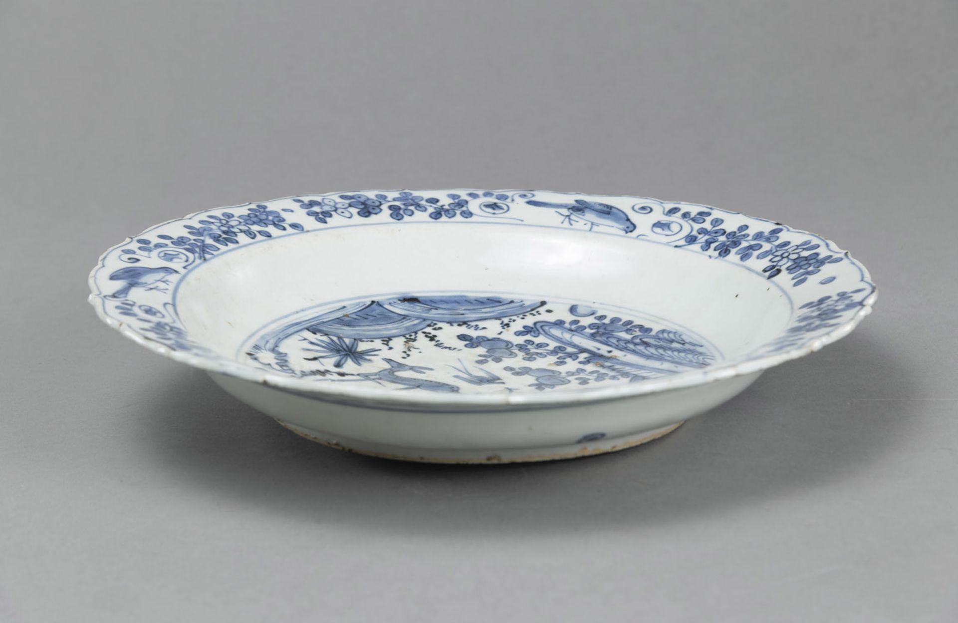 A FLOWER-SHAPED UNDERGLAZE BLUE DISH DEPICTING TWO DEER - Image 3 of 3