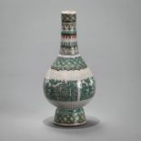 Flaschenvase mit archaistischem Dekor auf krakeliertem Grund