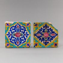 Zwei Keramikkacheln mit Rosendekor