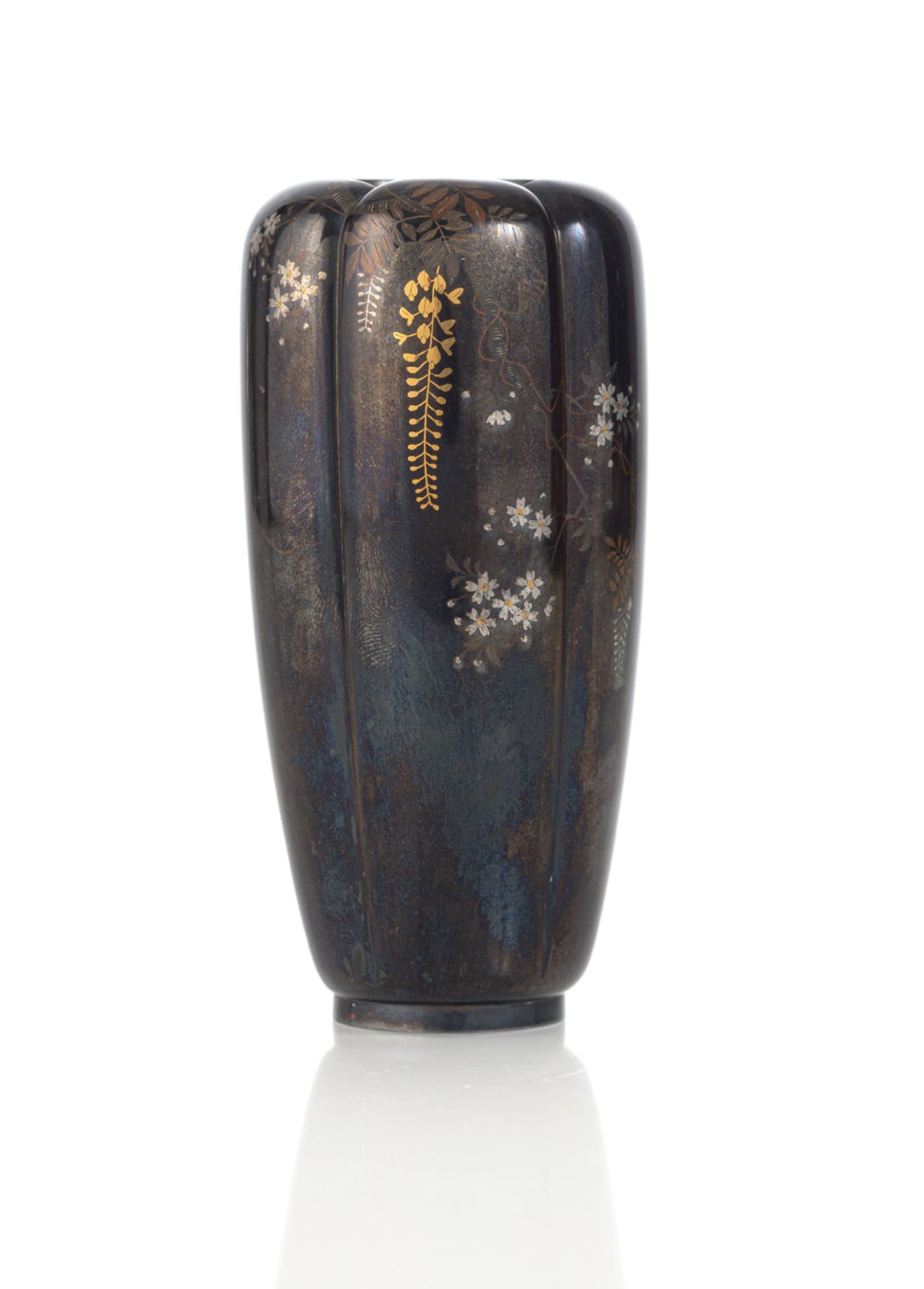 Feine 'shakudo'-Vase mit Blütendekor