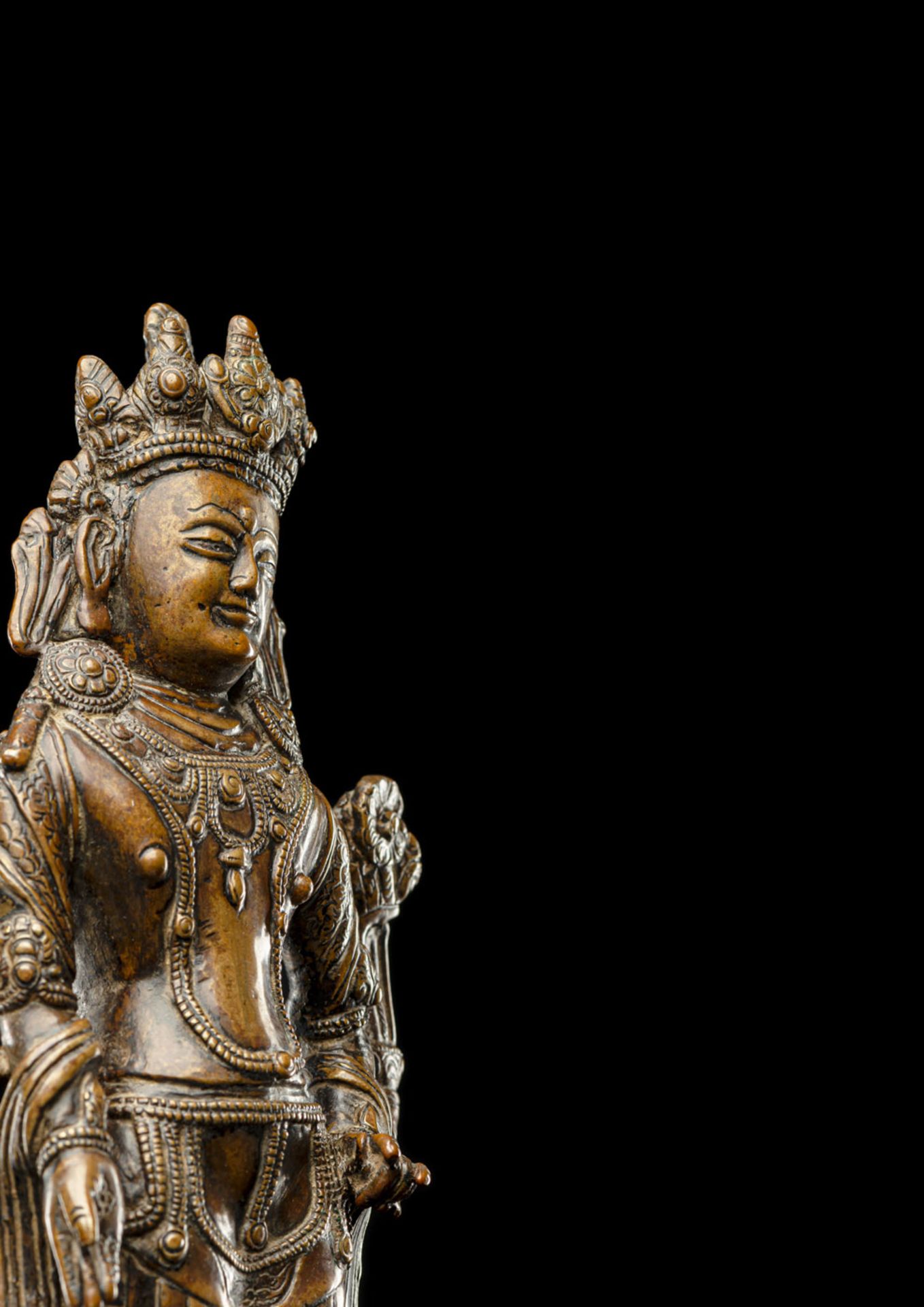 A RARE BRONZE FIGURE OF AVALOKITESHVARA - Image 3 of 4