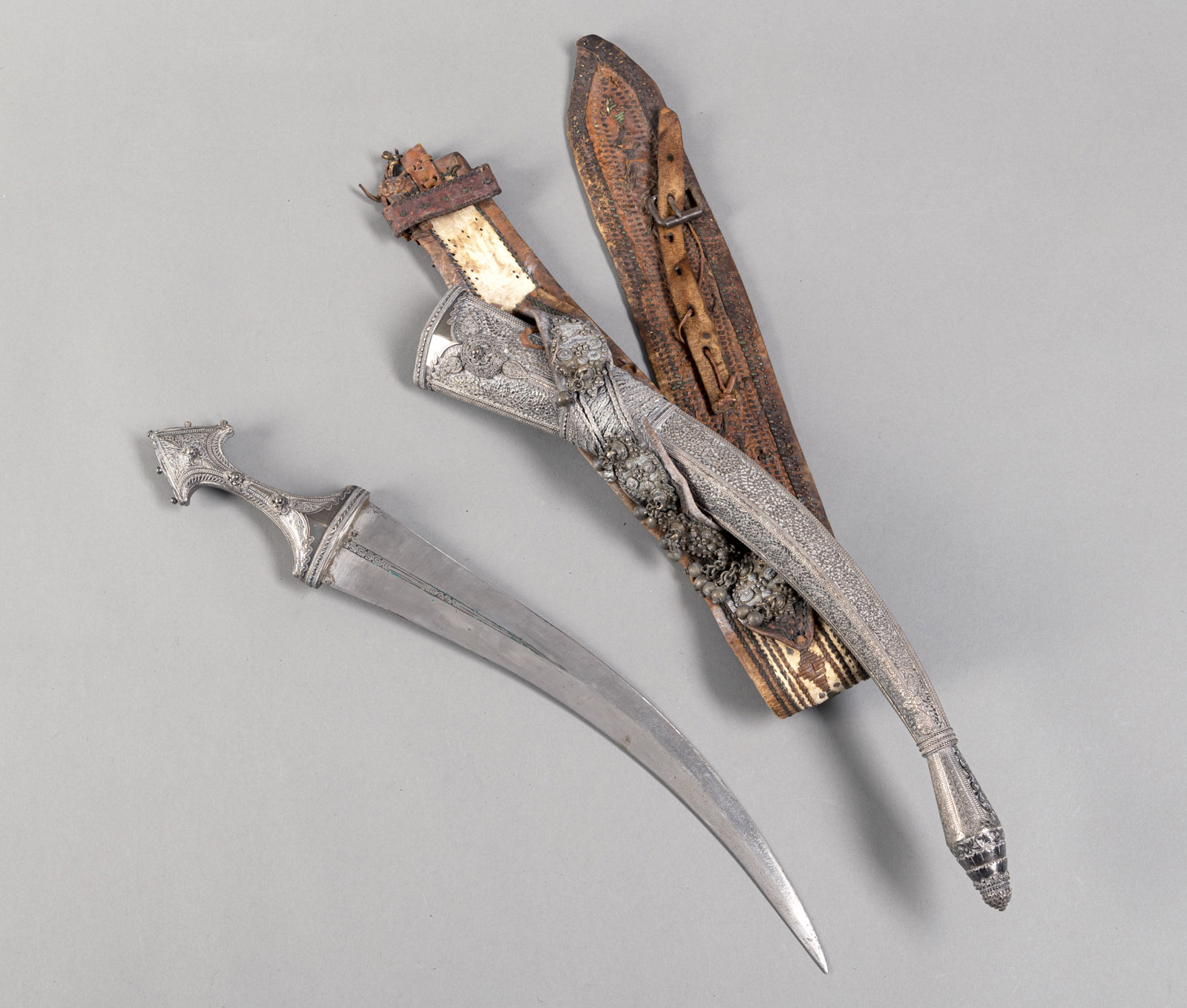 A SILVER MOUNTED SAUDI ARABIAN LONG DAGGER FROM HEJAZ/ASIR REGION WITH LEATHER BELT - Image 3 of 4