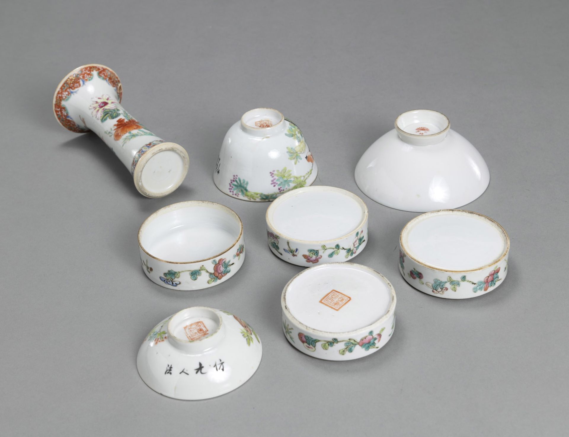 Konvolut Porzellan: großer 'wucai'-Teller, zwei Teekännchen, vierteilige Stapeldose, fünf Löffel, D - Bild 4 aus 6