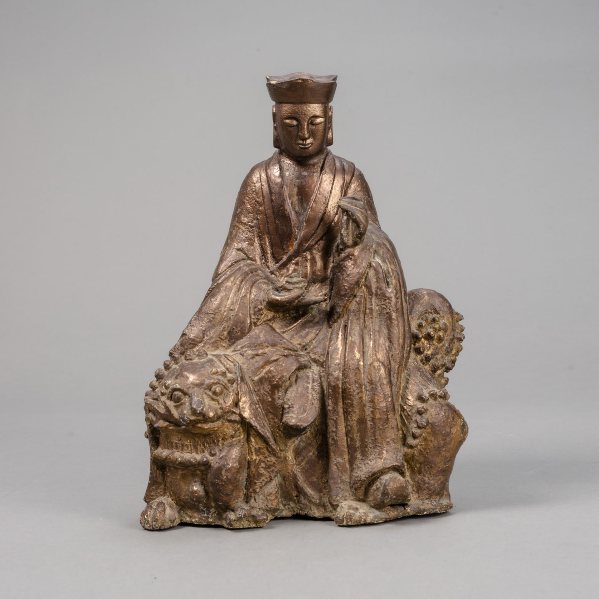 Bronze eines auf einem Fo-Löwen sitzenden Mönches