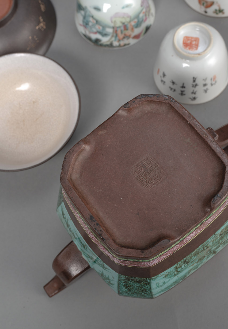 A 'FAMILLE ROSE' PORCELAIN EWER AND THREE CUPS WITH A SET OF YIXING TEAPOT AND FOUR BOWLS - Image 5 of 6