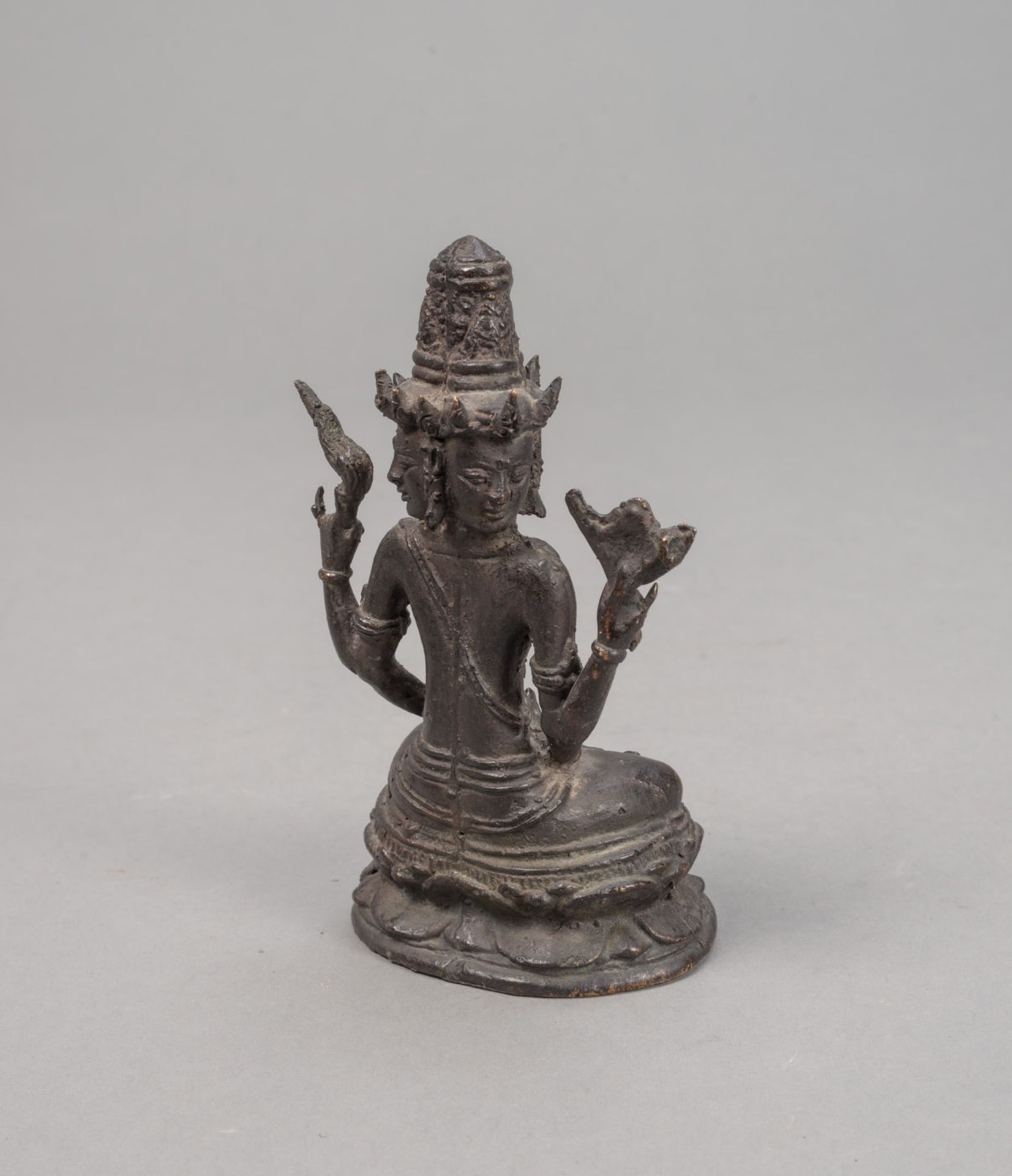 A BRONZE FIGURE OF A THREE-FACED DEITY - Image 3 of 4