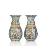 Paar Vasen aus Porzellan mit 'Famille rose'-Dekor und 'Chilong'-Applikationen