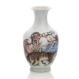 'Famille rose'-Vase mit Dekor eines Louhan mit Tiger, Qianlong-Gedicht und Siegel