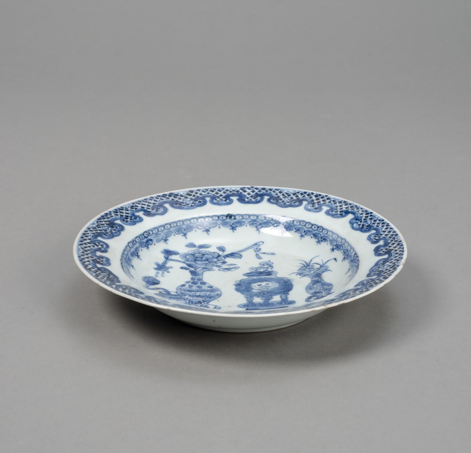 A BLUE AND WHITE ANTIQUITIES PORCELAIN DISH - Image 3 of 3