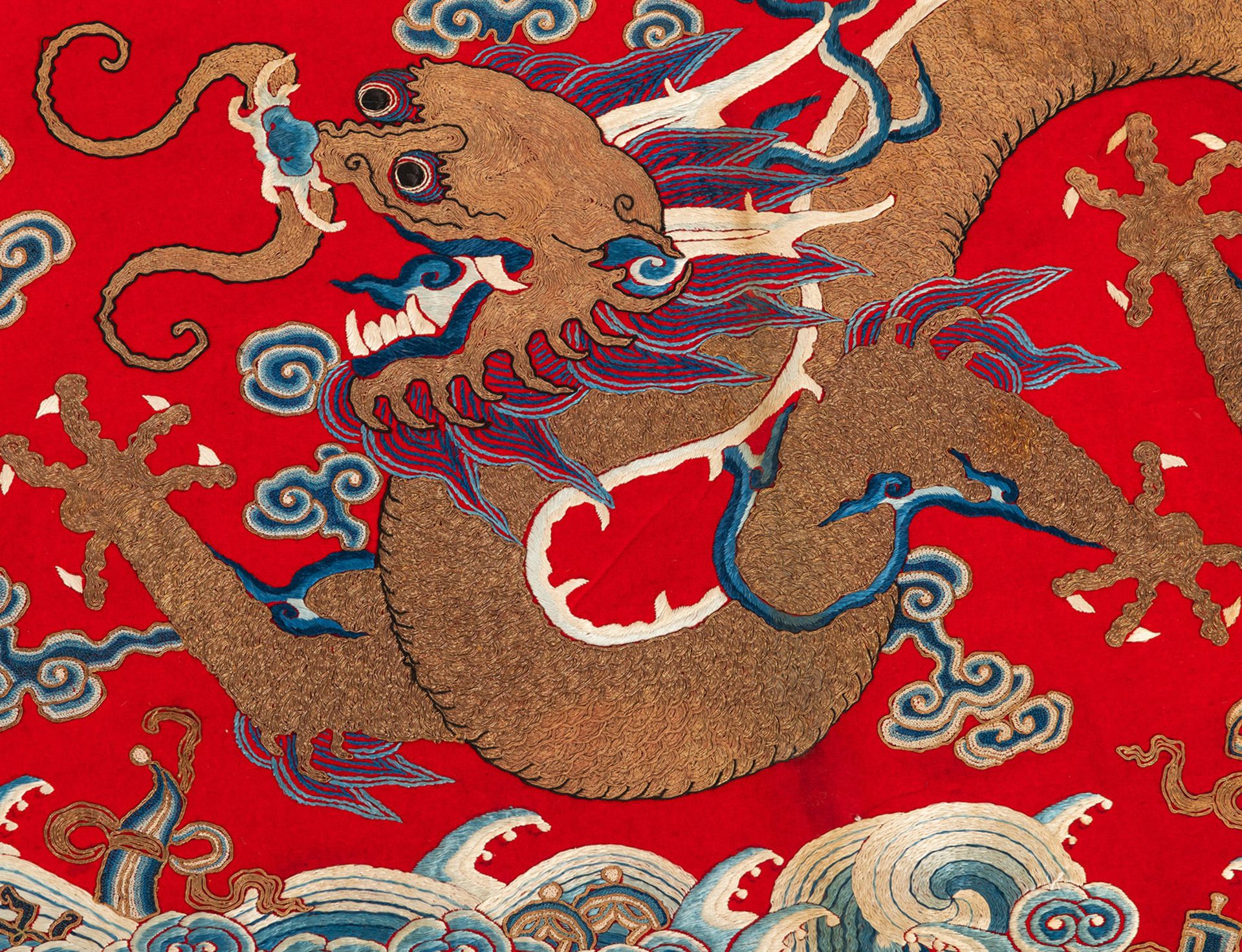 Querbehang aus roter Wolle mit Drachen - Bild 4 aus 6