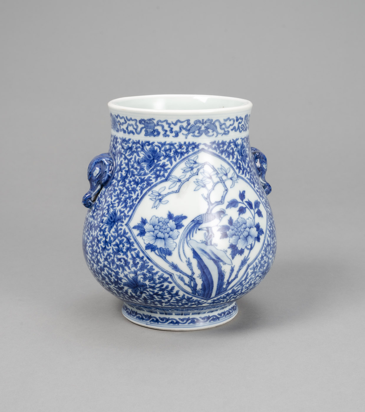 A 'HU'-SHAPED BLUE AND WHITE LOTUS PORCELAIN VASE WITH ELEPHANT-HEAD HANDLES - Image 3 of 4