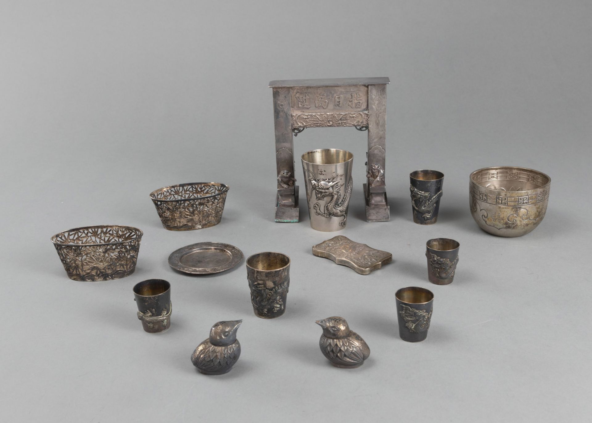 Konvolut Silberarbeiten: sechs kleine Becher, Schale, zwei kleine Körbchen, Untersetzer, Visitenkar
