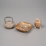 Zwei Satsuma-Porzellane und eine mit Kranichen dekorierte Teekanne