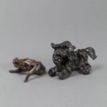 Zwei Wurzelholzschnitzereien in Gestalt eines Pferdes bzw. eines Katzentieres