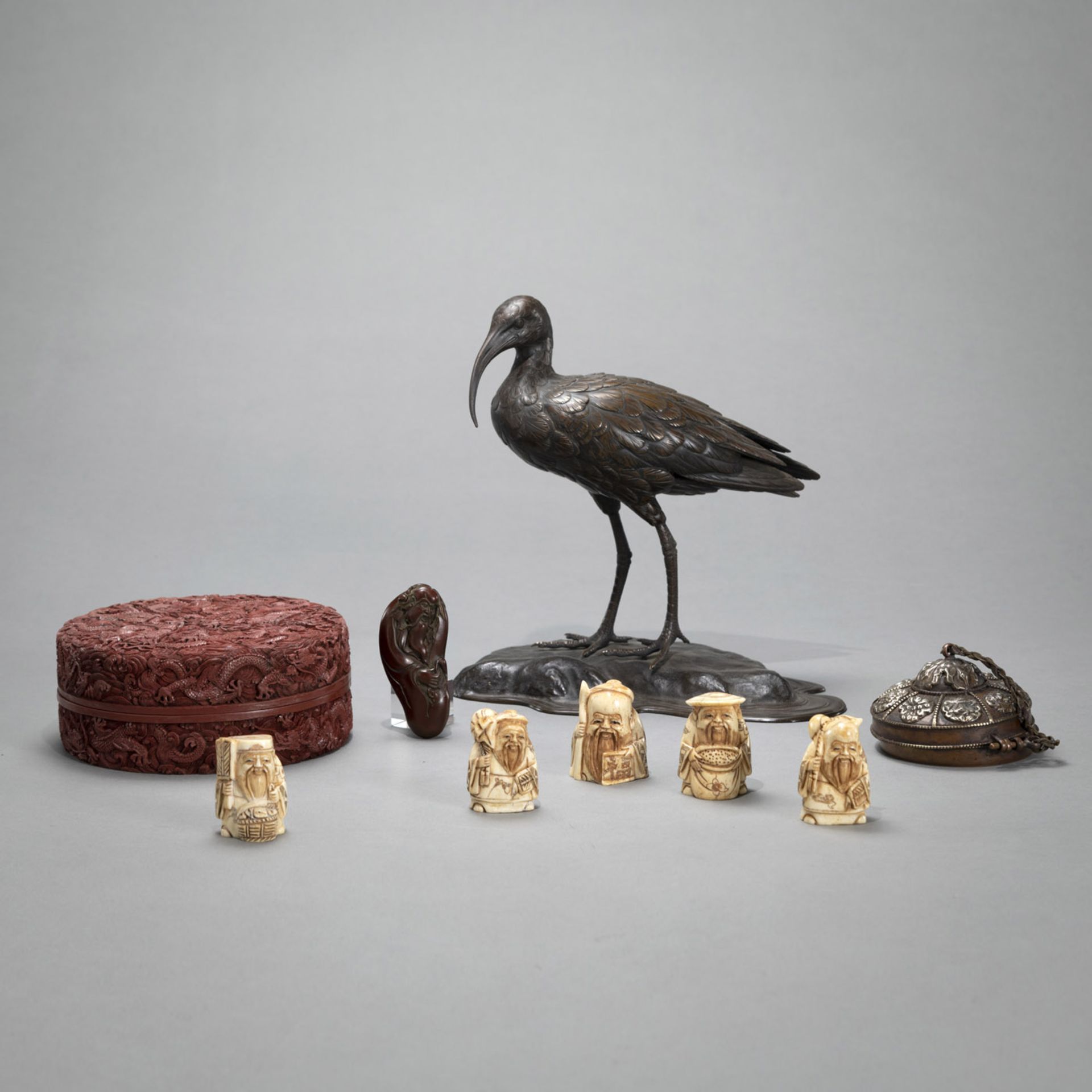 Konvolut Kunstgewerbe mit Bronze-Okimono, Deckeldose mit Drachendekor, Netsuke, u. a.