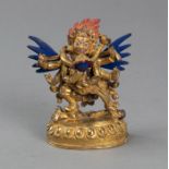 Kleine feuervergoldete und polychrom bemalte Bronze einer geflügelten Gottheit in yab-yum