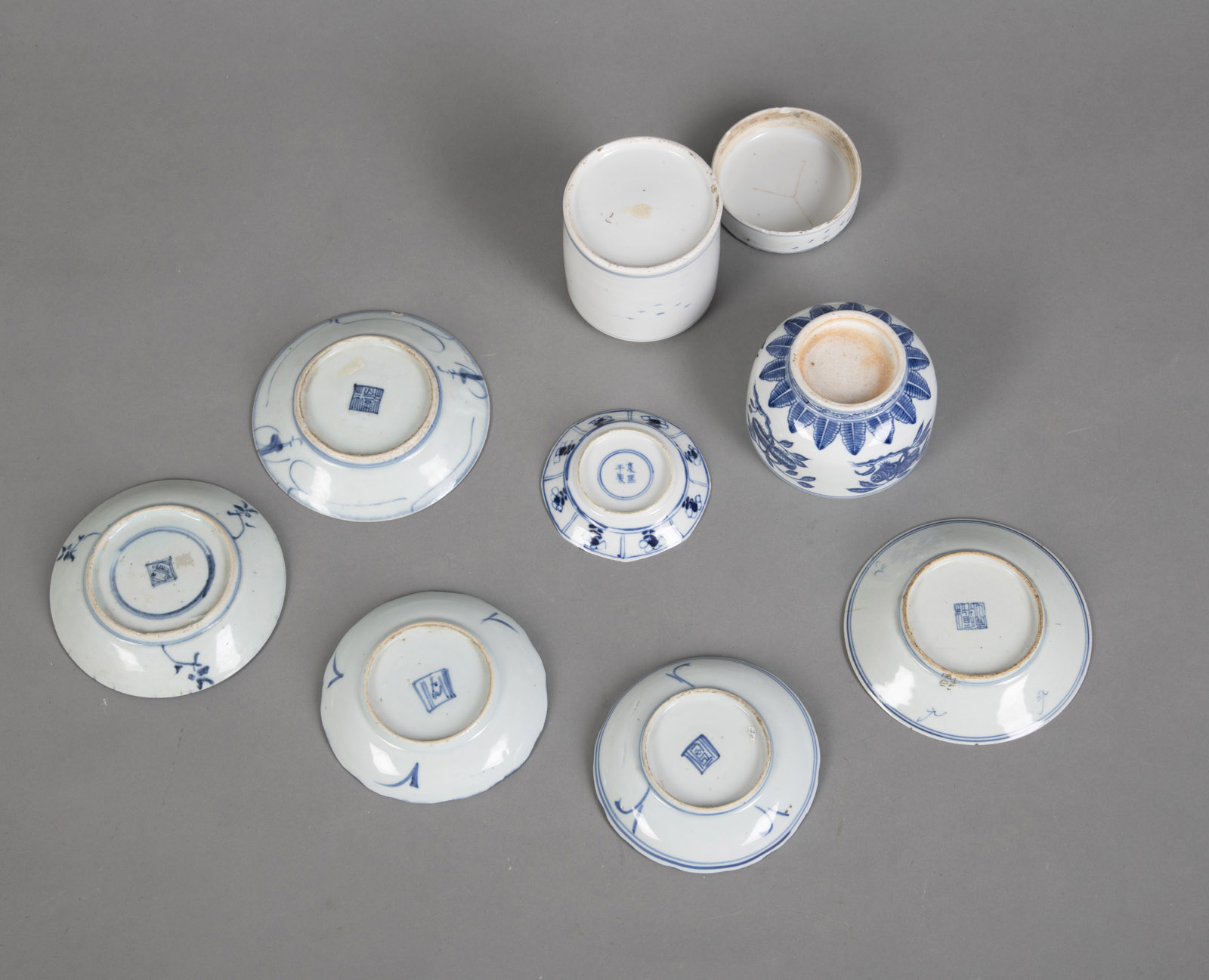 LOT OF UNDERGLAZE BLUE PORCELAIN PIECES: A CYLINDRICAL BOX AND COVER, A BOWL AND SIX DISHES - Image 3 of 3